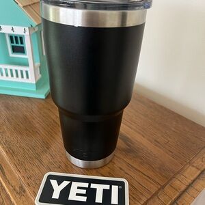 30 oz YETI Matte Black Travel Mug with Clear Lid